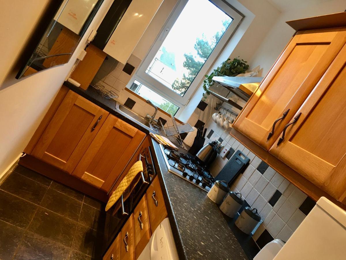 Cosy 2 Bedroom Central Apartment - Free Parking, Free Wifi アバディーン エクステリア 写真