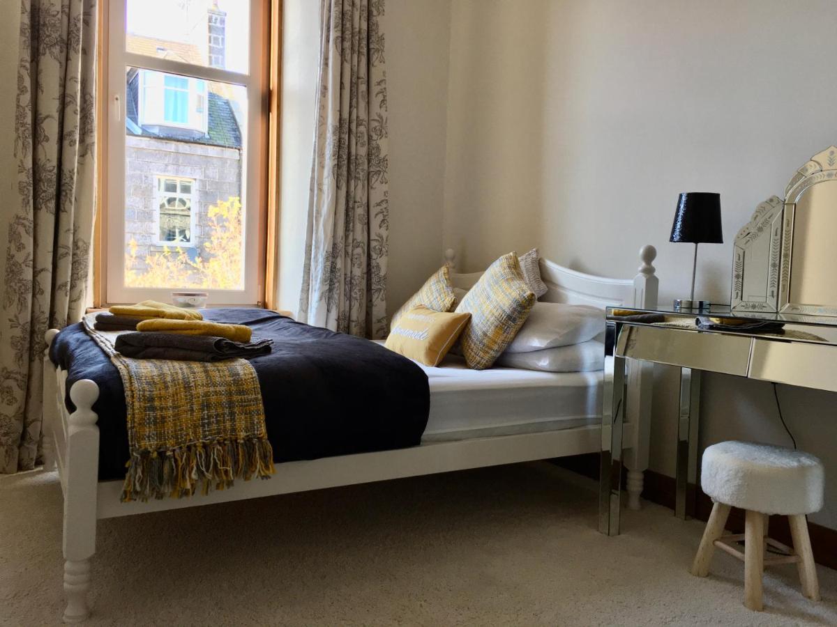 Cosy 2 Bedroom Central Apartment - Free Parking, Free Wifi アバディーン エクステリア 写真