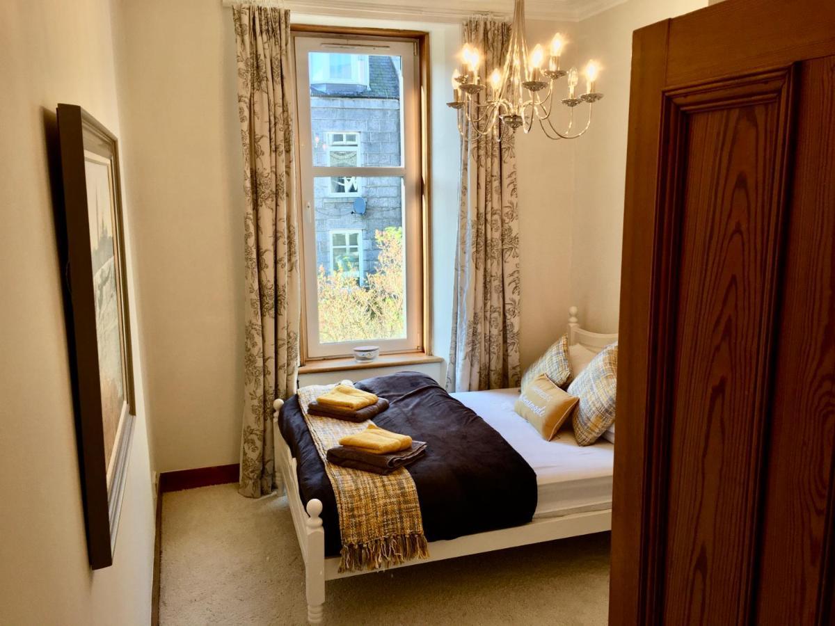 Cosy 2 Bedroom Central Apartment - Free Parking, Free Wifi アバディーン エクステリア 写真