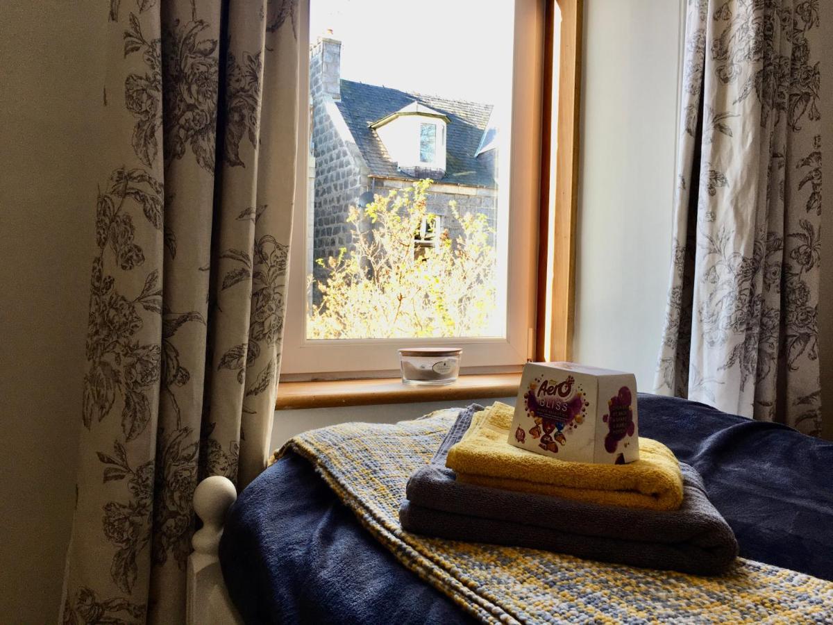 Cosy 2 Bedroom Central Apartment - Free Parking, Free Wifi アバディーン エクステリア 写真