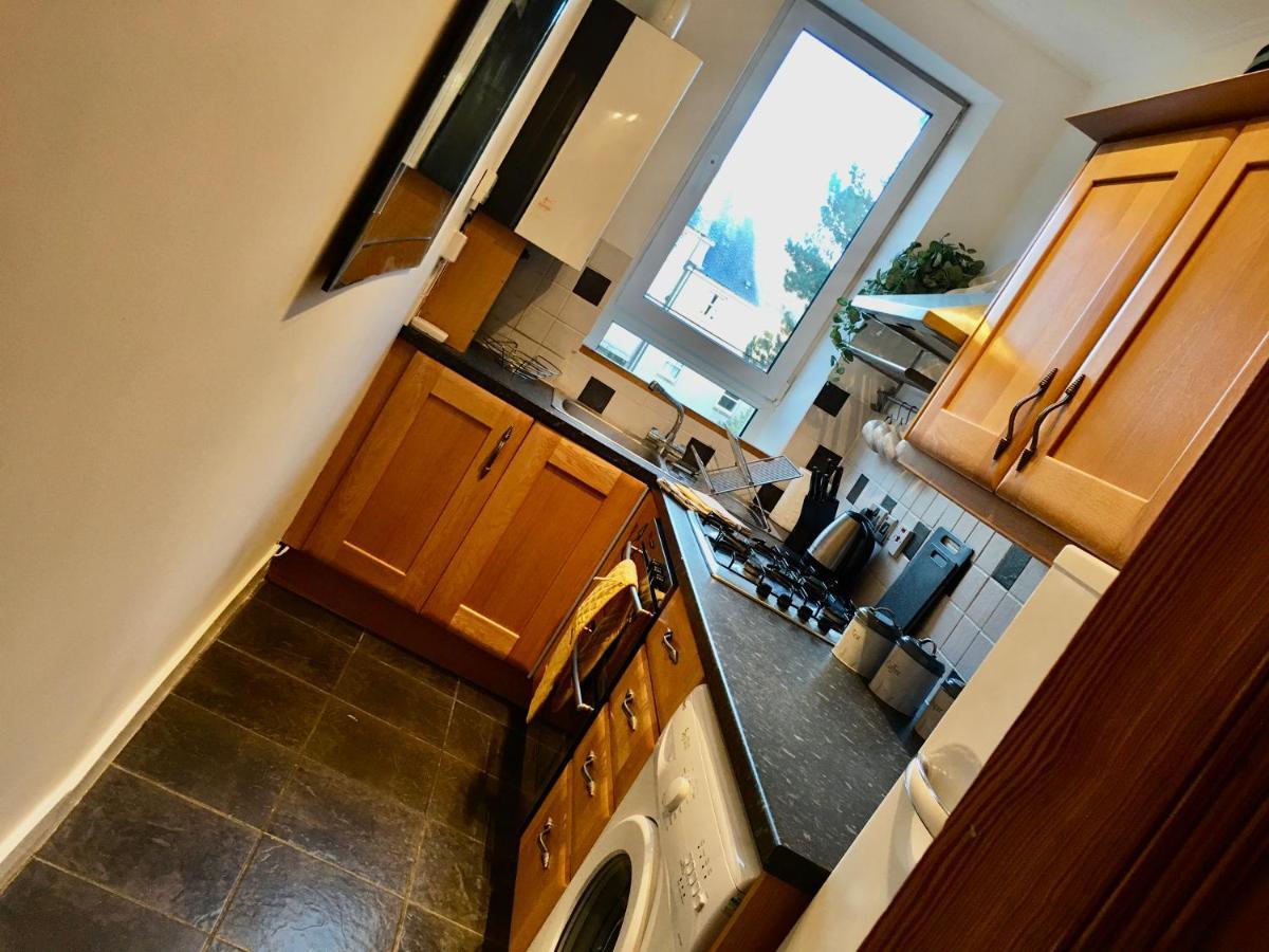 Cosy 2 Bedroom Central Apartment - Free Parking, Free Wifi アバディーン エクステリア 写真