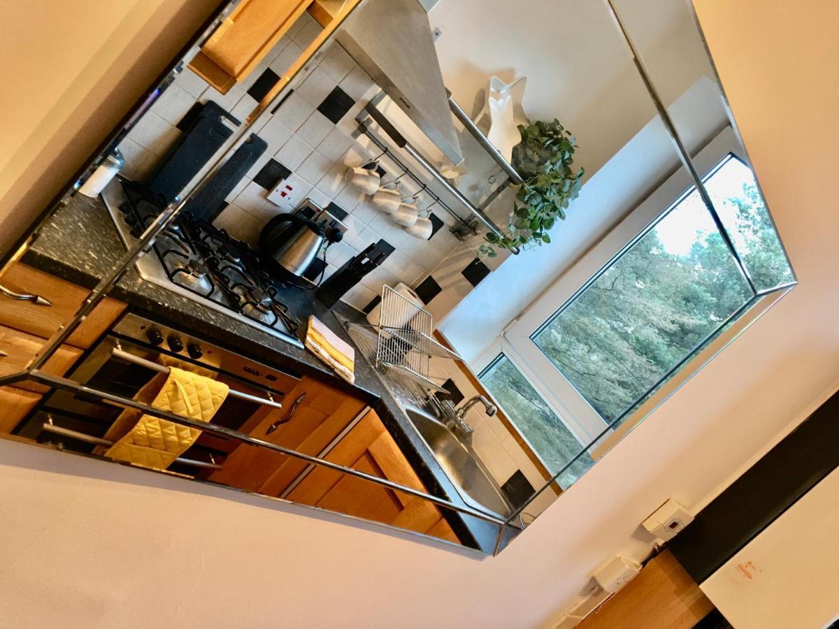 Cosy 2 Bedroom Central Apartment - Free Parking, Free Wifi アバディーン エクステリア 写真