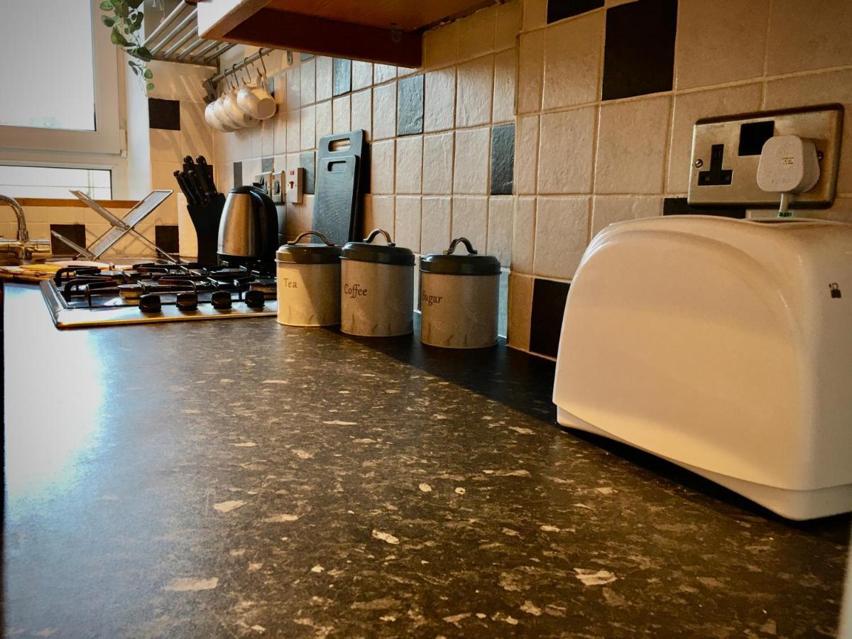 Cosy 2 Bedroom Central Apartment - Free Parking, Free Wifi アバディーン エクステリア 写真